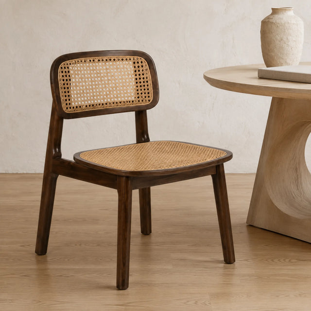 Silla Nagi de ratán en comedor wabi-sabi con mesa de madera clara
