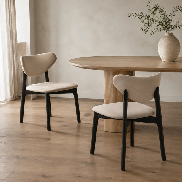 Sillas Nami en comedor wabi-sabi Pardecosas con mesa ovalada de madera