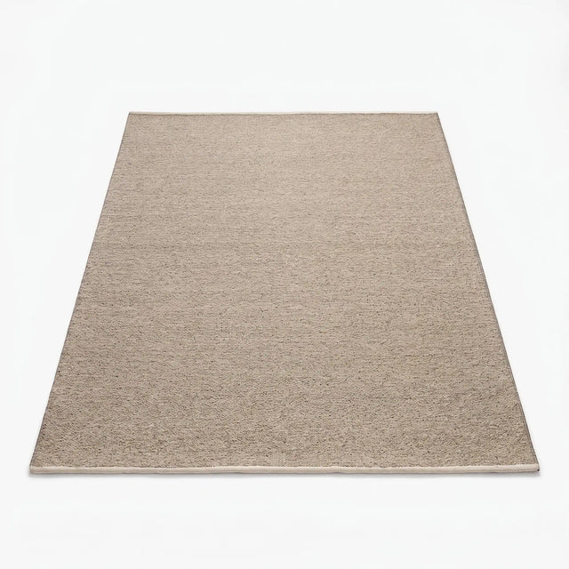 Alfombra rectangular de lana y algodón beige melánge con orilla cruda, sobre fondo blanco