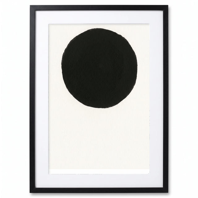Cuadro enmarcado 50x70 con marco negro mate y lámina Eclipse, círculo de tinta sobre papel hueso