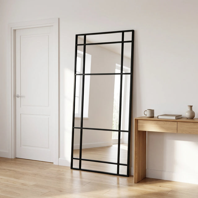 Espejo Mirador de 180 cm junto a una puerta y una consola de madera para ver su escala