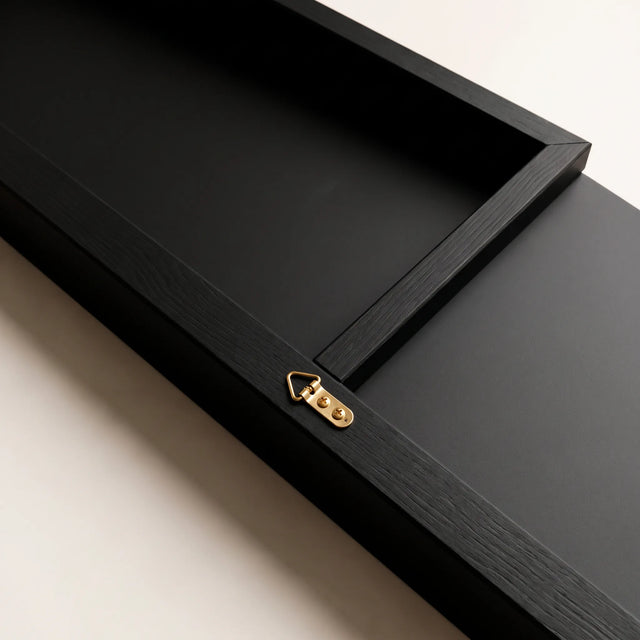 Reverso del Espejo Mirador con respaldo negro y colgador dorado atornillado al marco
