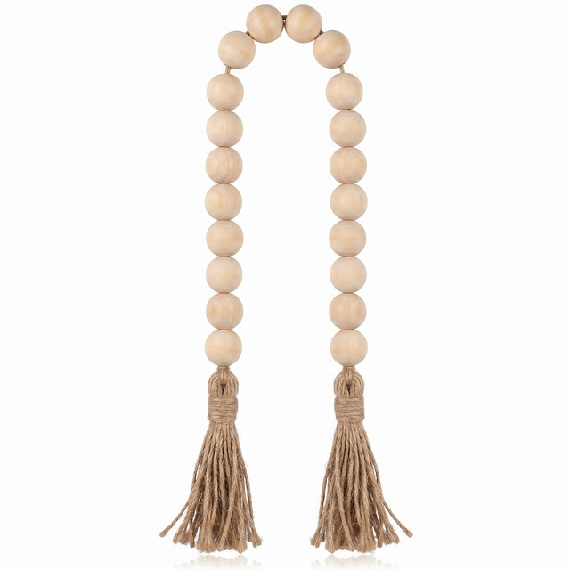 Guirnalda de cuentas de madera natural con cordel y borlas de yute sobre fondo blanco