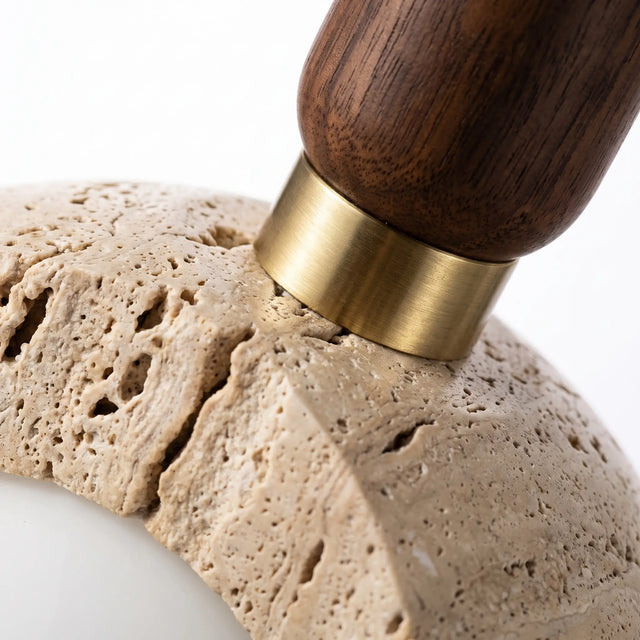 Macro del travertino poroso, el anillo de latón y la madera de nogal de la lámpara Tosca