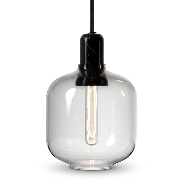 Lámpara colgante Alba de vidrio transparente con casquillo negro y ampolleta de filamento sobre fondo blanco