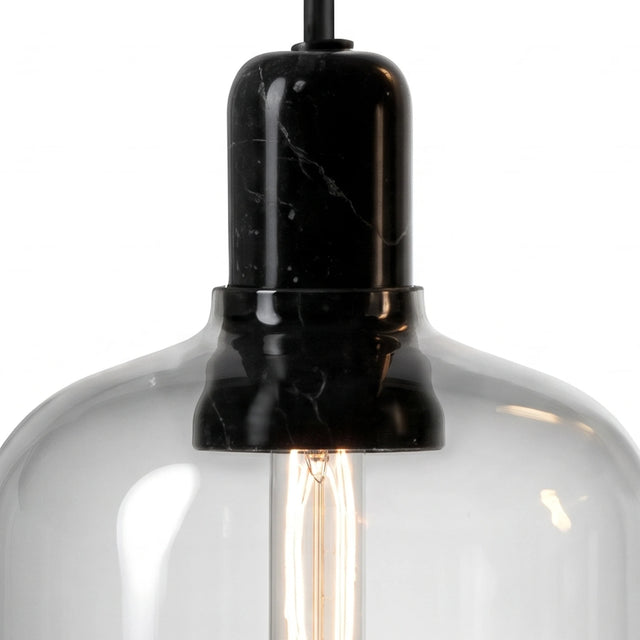 Detalle del casquillo negro y el hombro del vidrio transparente de la lámpara colgante Alba