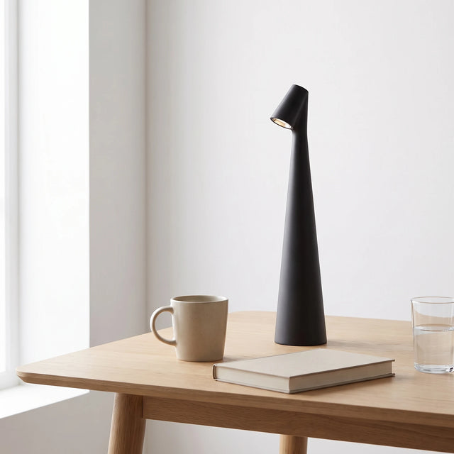Lámpara Faro junto a una taza y un libro que dan referencia de su tamaño real de 35 cm de alto