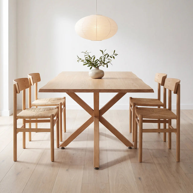 Mesa de comedor Aspa en un comedor japandi con sillas de enea y lámpara colgante de papel