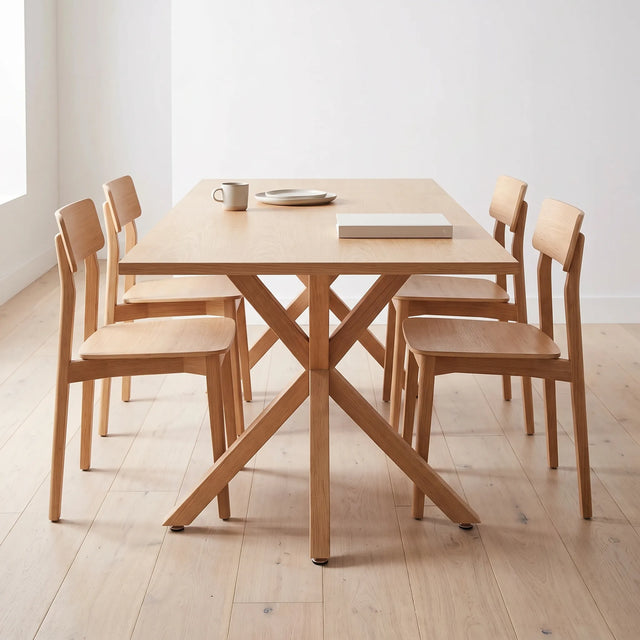 Mesa Aspa puesta con cuatro sillas, una taza y un libro que dan referencia de su tamaño real