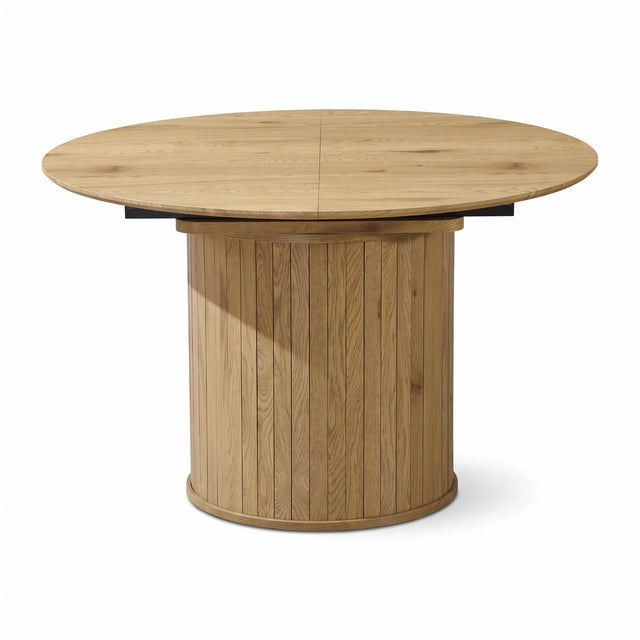 Mesa de comedor redonda Koma en roble natural con base cilíndrica de listones, fondo blanco