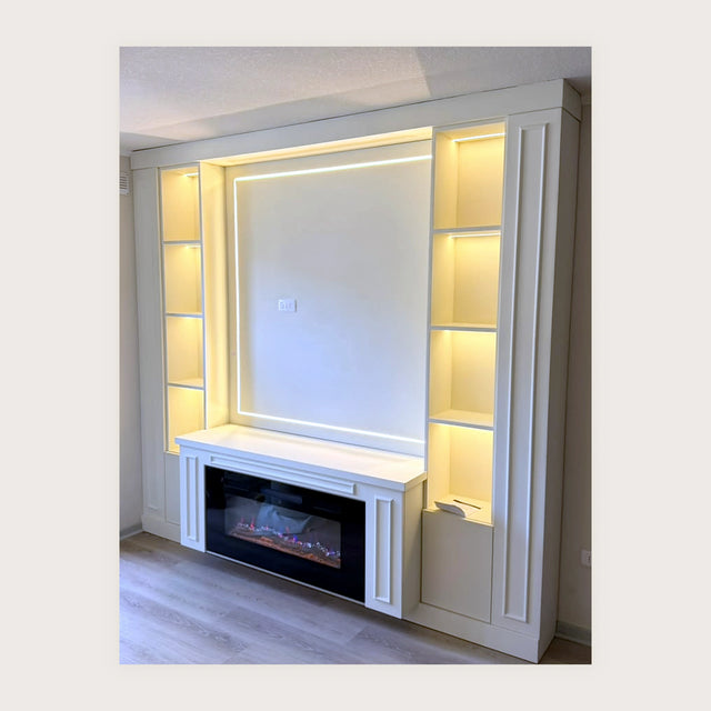 Foto del proyecto ejecutado: mueble de TV a medida en laca hueso con iluminación LED cálida