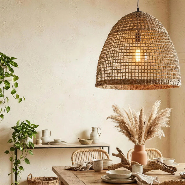 Pantalla Nido encendida sobre una mesa de comedor, con la luz atravesando el tejido