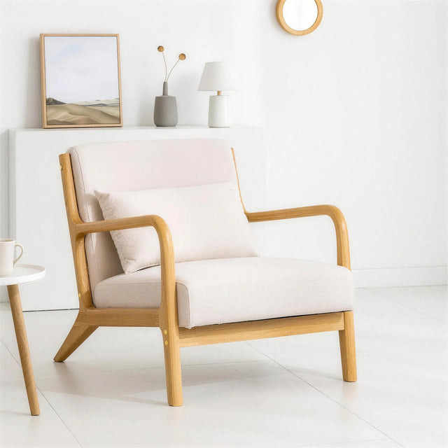 Poltrona Arena en un living nórdico con mesa de centro de madera clara y cómoda de ratán