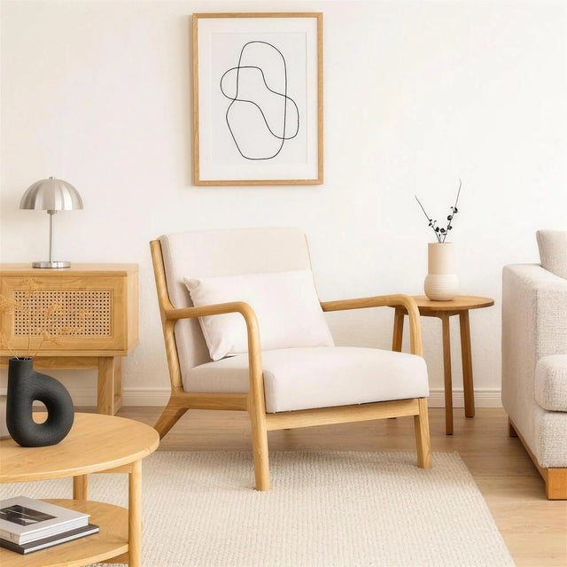 Poltrona Arena junto a una mesa lateral, en un ambiente blanco de estilo japandí