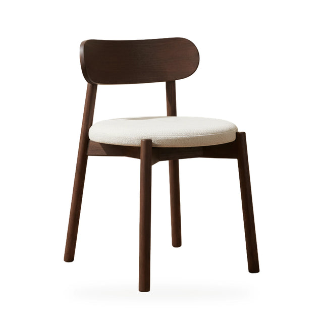 Silla de comedor de madera nogal oscuro con asiento redondo tapizado en bouclé crudo, fondo blanco