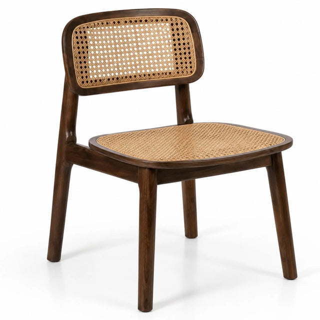 Silla de comedor Nagi de madera café y ratán natural sobre fondo blanco