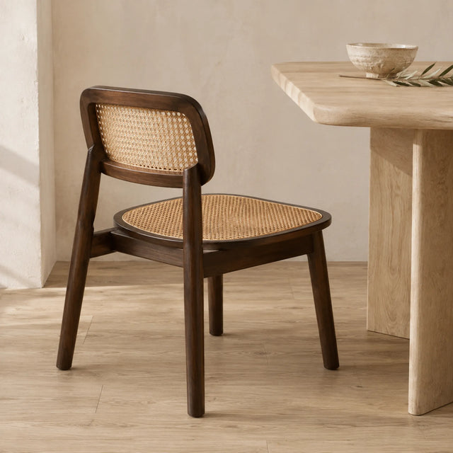 Vista posterior de la silla Nagi en ambiente wabi-sabi de tonos neutros