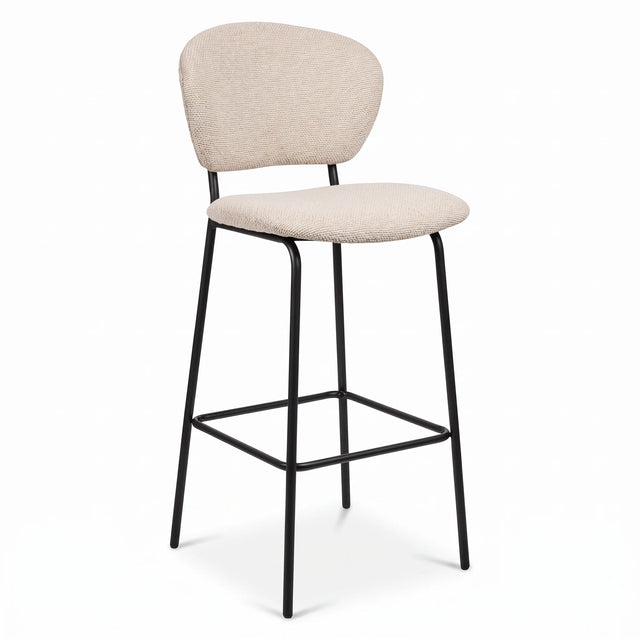 Silla de barra Ume beige con tapiz bouclé y patas de metal negro, fondo blanco