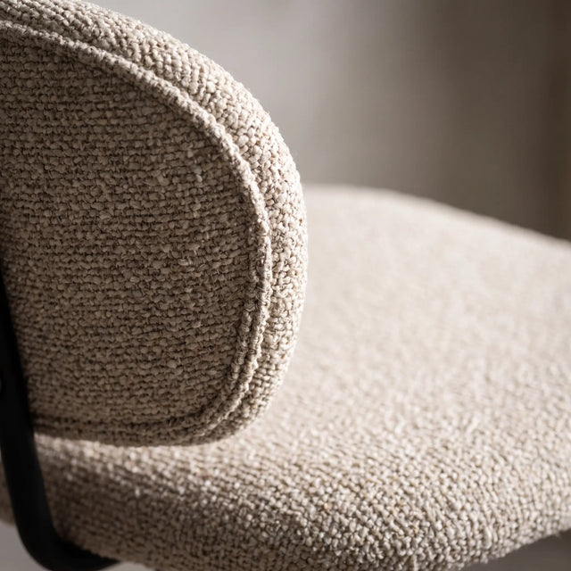 Detalle de la trama del tapiz bouclé beige del respaldo y asiento de la silla Ume