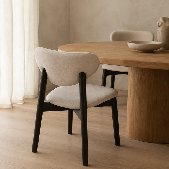 Silla Nami vista desde atrás en comedor japandi de tonos cálidos