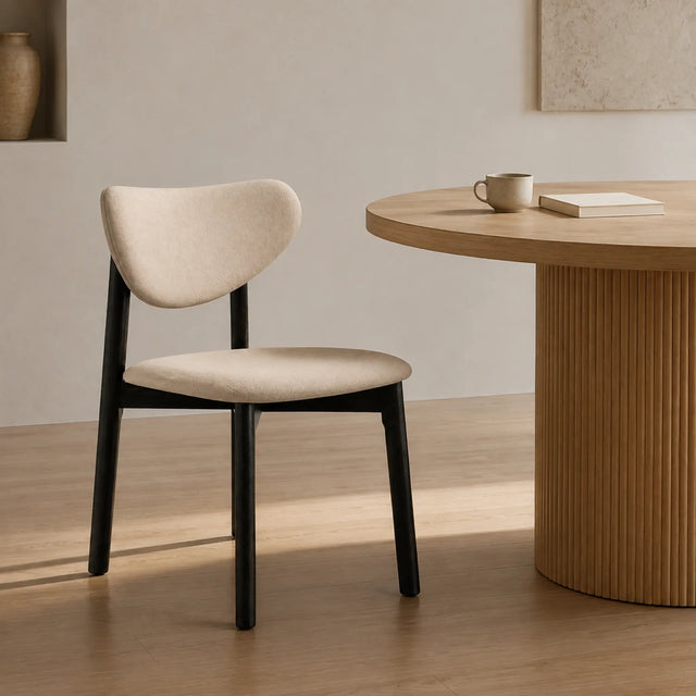 Silla Nami junto a mesa de comedor para mostrar su escala de uso