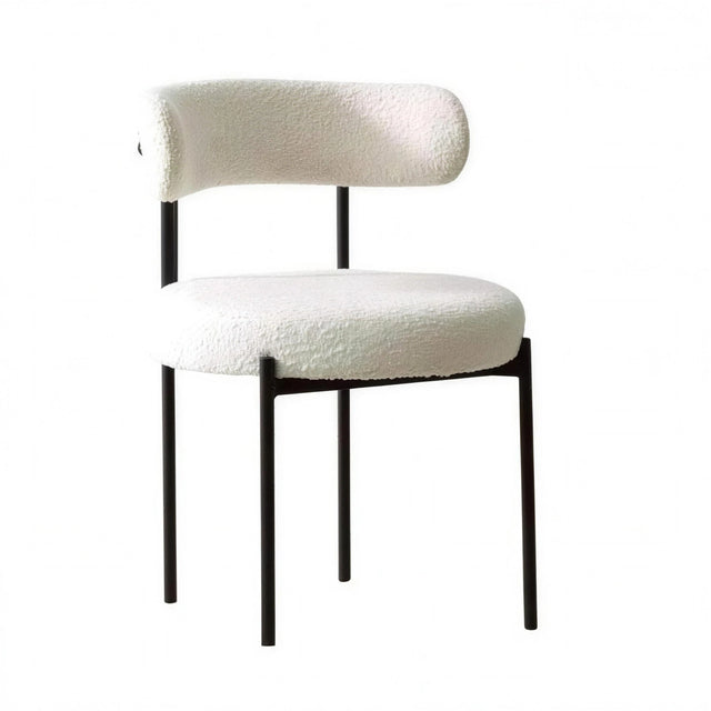 Silla Kaia de comedor en bouclé blanco con estructura de fierro negro, sobre fondo blanco