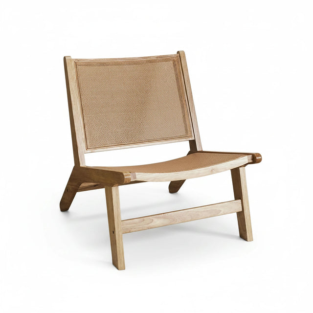 Silla lounge baja de madera natural con asiento y respaldo de ratán tejido, fondo blanco