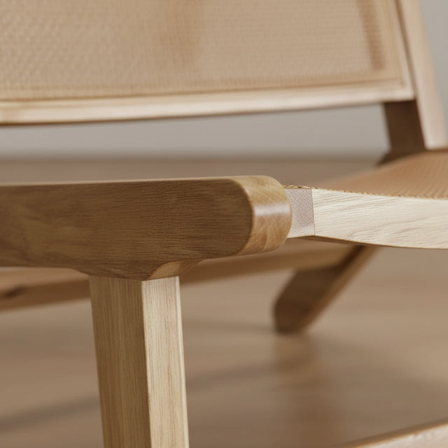Detalle del ratán tejido y de la unión de madera maciza de la silla lounge