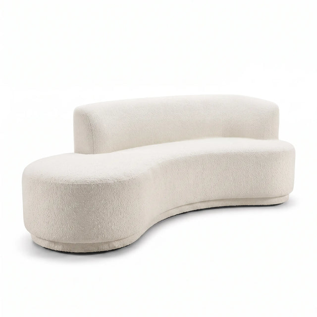 Sofá curvo Amaia tapizado en bouclé blanco crema, vista tres cuartos sobre fondo blanco