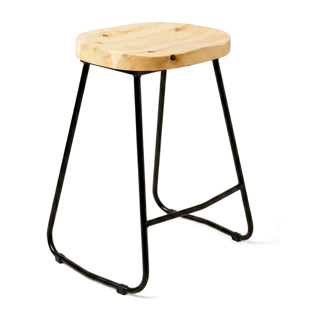 Taburete Sumi con asiento de pino y estructura de acero negro sobre fondo blanco