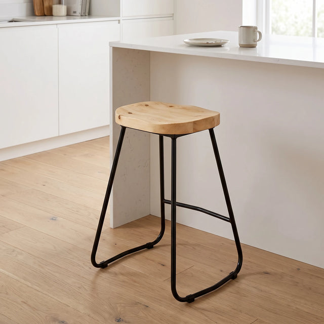 Taburete Sumi junto a una barra de 90 cm que muestra la altura real del asiento