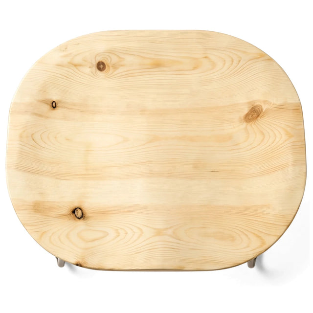 Macro del asiento de pino macizo del Taburete Sumi con la veta y los nudos a la vista