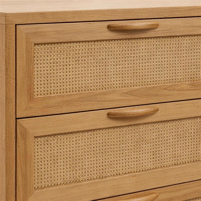 Detalle macro del tejido de ratán y del tirador curvo de madera del Velador Kiri